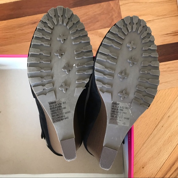 Black boots. - Picture 2 of 2